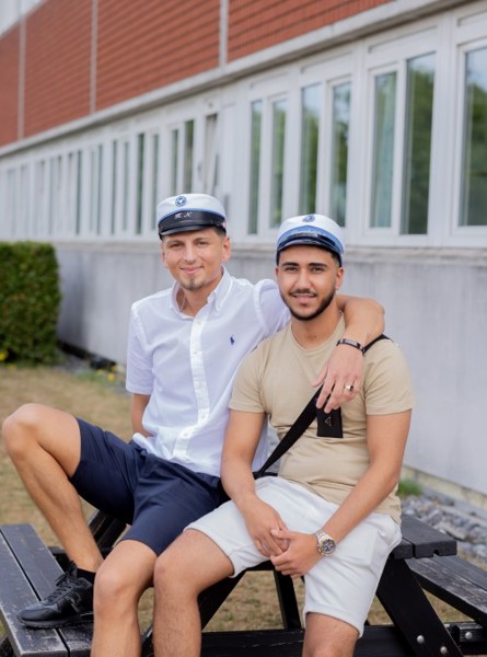 To elever foran Hvidovre-bygningen